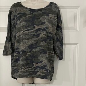 Ultra Teeze Scoop Neck Drop Shoulder Camo Top Size Large